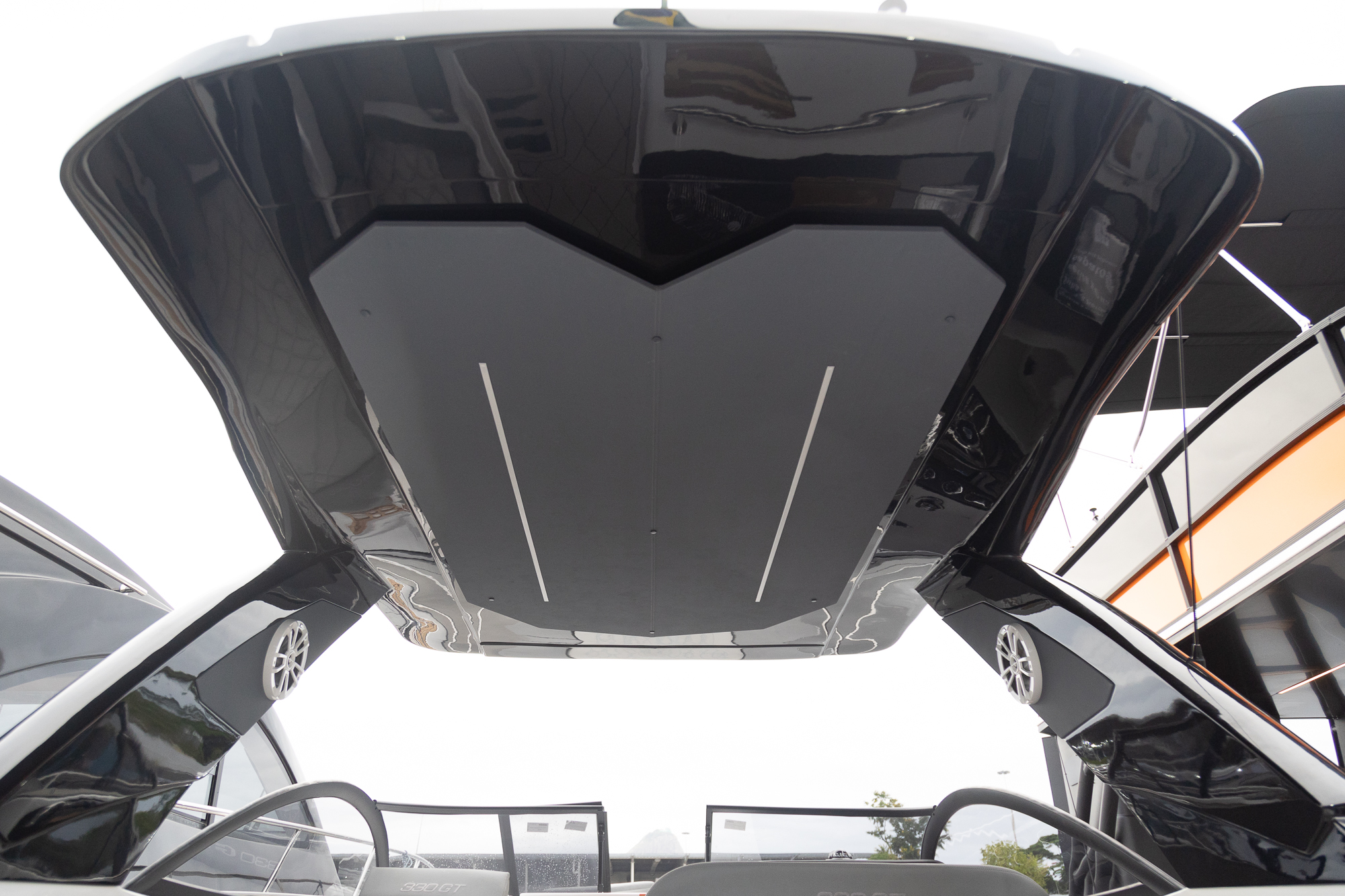 Solara 330 GT: a bordo com sustentabilidade e conforto